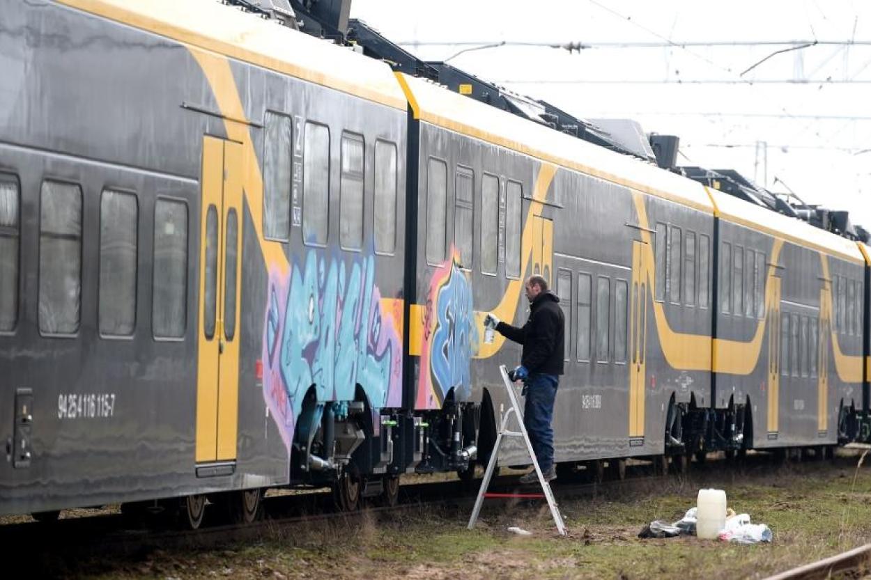 Разрисовал поезд - в тюрьму: в Латвии хотят усилить борьбу с граффитчиками