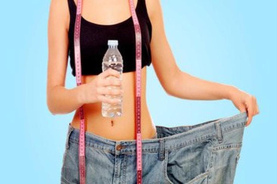 Диетологи рассказали как пить воду, чтобы сбросить вес