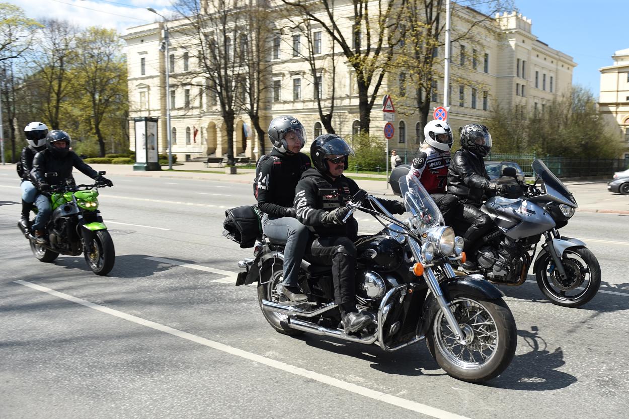 Осторожно, мотоциклисты: во время открытия мотосезона будут перекрыты улицы Риги