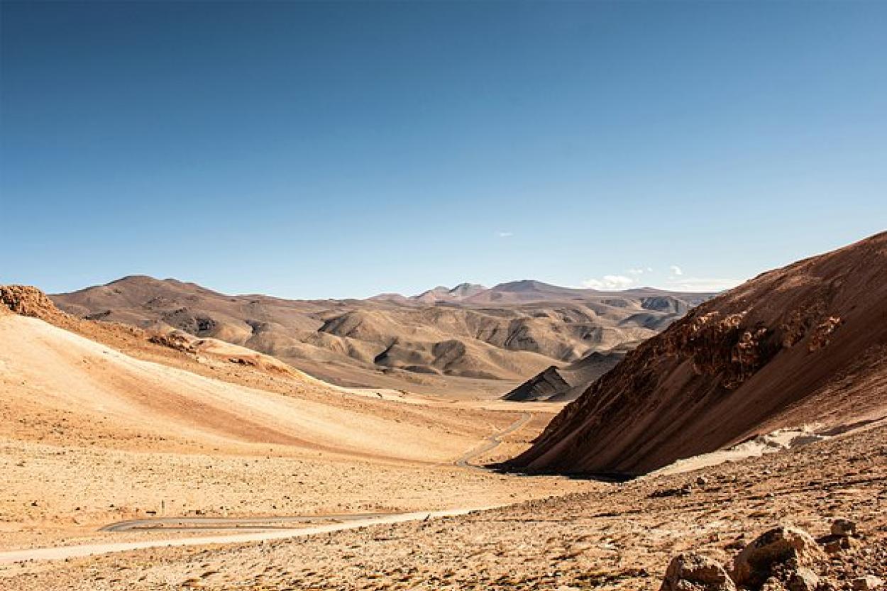 Под самой жаркой пустыней Земли обнаружили скрытую экосистему