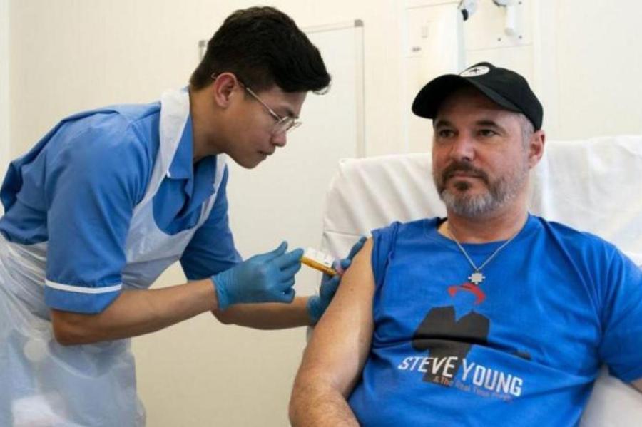 52-летний англичанин стал первым в мире пациентом индивидуальной вакцины (ВИДЕО)
