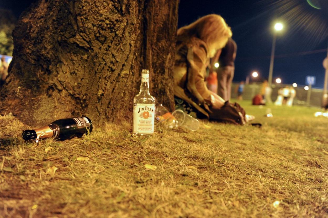 Нация спивается: потребление алкоголя в Латвии назвали эпидемией