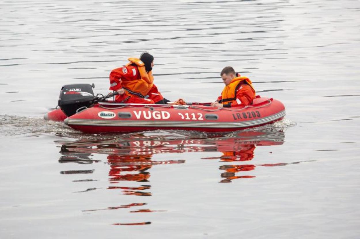 Спасатели вытащили двух человек, тонувших в озере в Резекненском крае