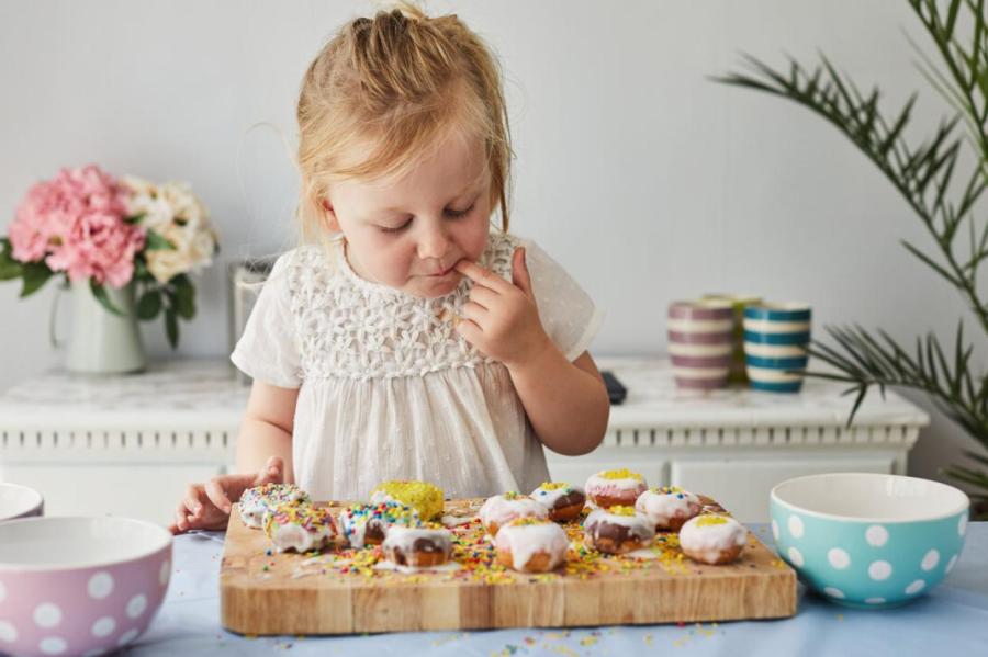 Как научить ребёнка есть меньше сладкого
