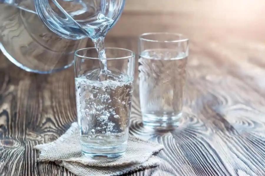 Какую воду лучше пить – с газами или без?