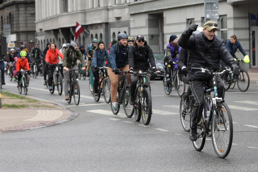 По Риге проехались сотни недовольных велосипедистов