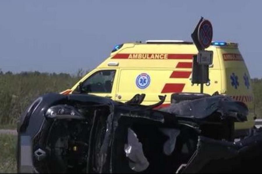 Серьезное ДТП под Олайне: один человек погиб, двое в больнице