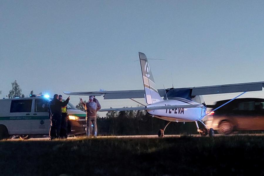 На шоссе в Адажи совершил аварийную посадку самолет (ВИДЕО)