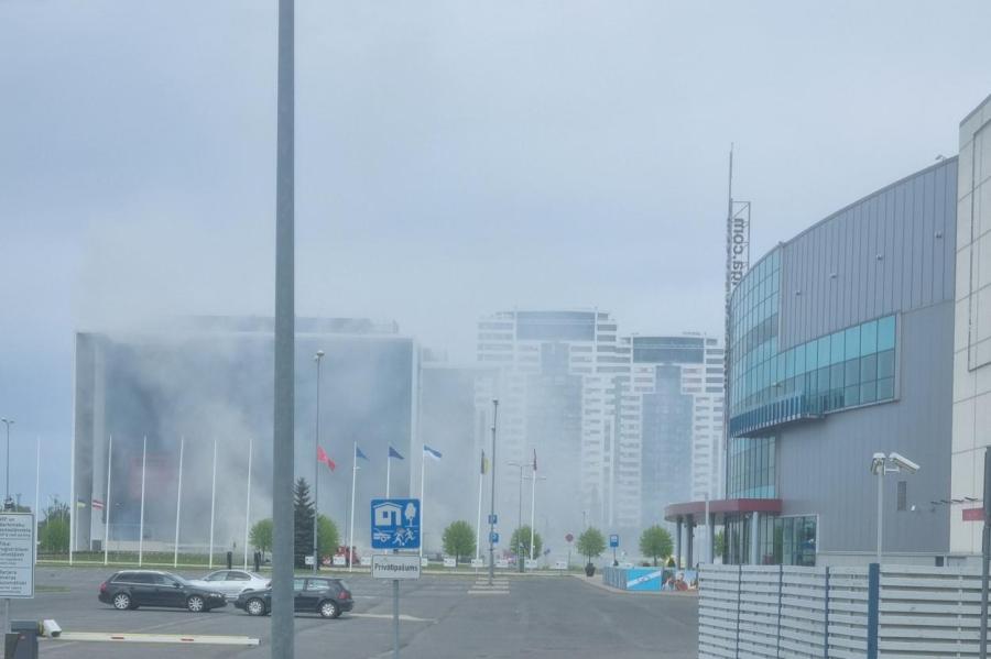 Улица Сканстес в дыму: в офисном здании в Риге вспыхнул пожар