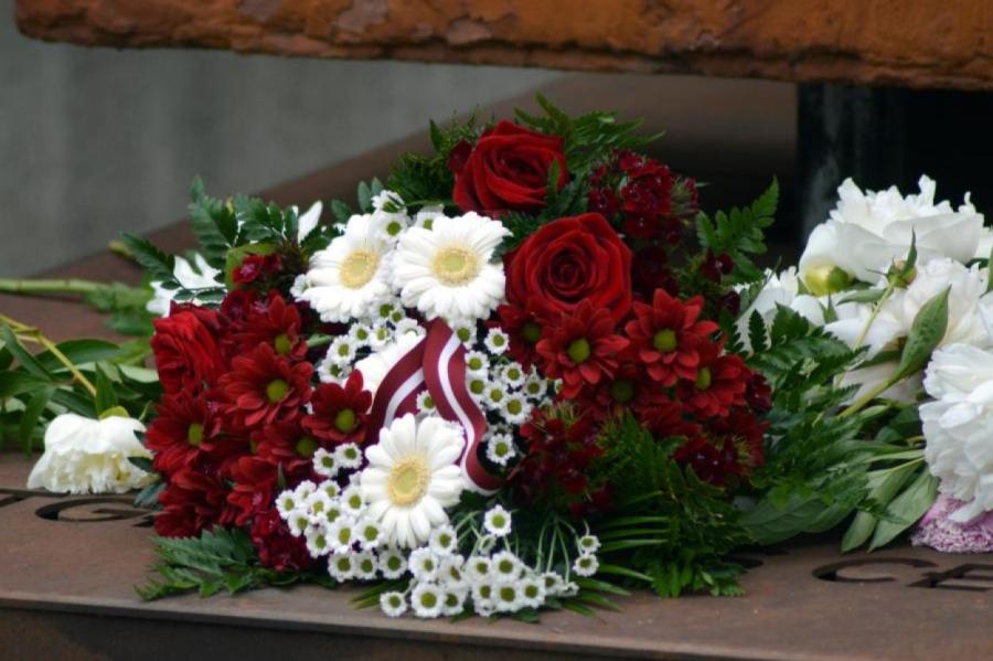 Высшие должностные лица возложат цветы на Рижском братском кладбище