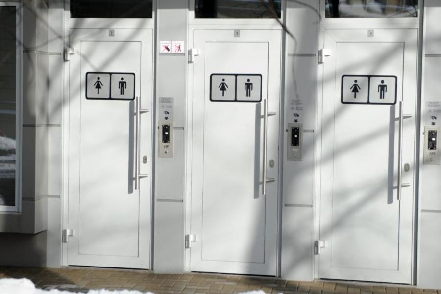 Увиденное в общественном туалете в Межапарке повергло рижан в шок (ВИДЕО)