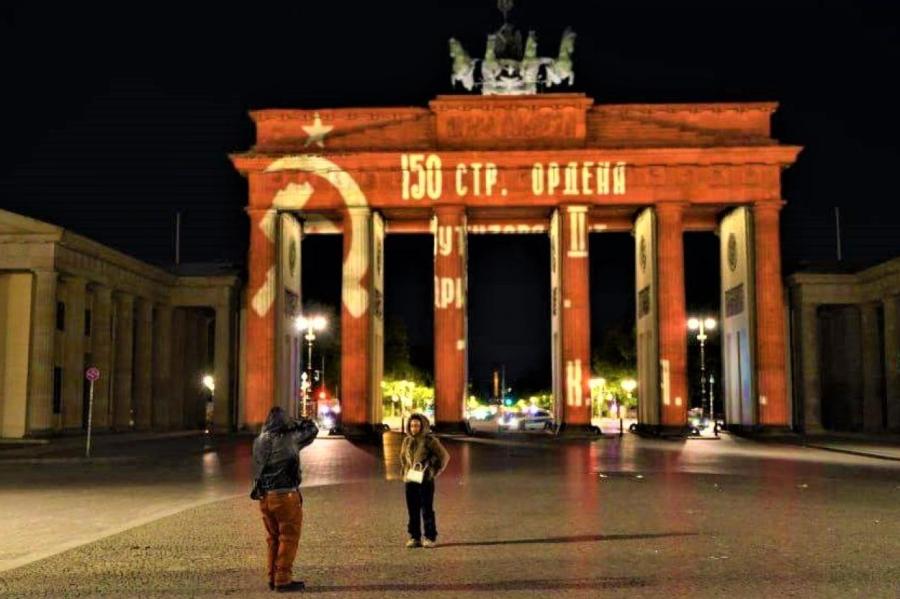 В Берлине Бранденбургские ворота окрасились Знаменем Победы. Говорят, это хакеры