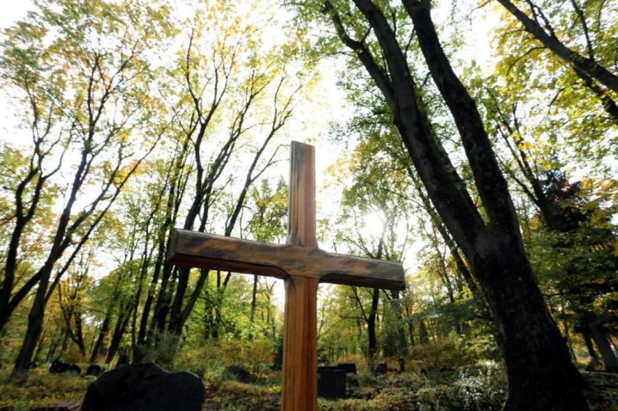«Какой смысл защищать кладбища вымирающего народа?» - СМИ о Латвии