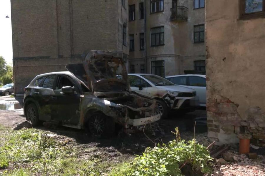 В Риге загорелся украинский автомобиль, полиция нашла прятавшегося рядом мужчину