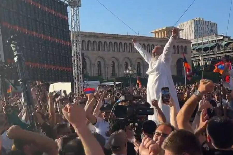 Тысячи митингующих в Ереване требовали отставки Пашиняна