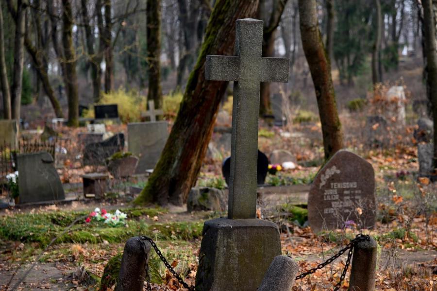 В новом Кладбищенском законе ЛР расписано, как отнять могилу у близких усопшего