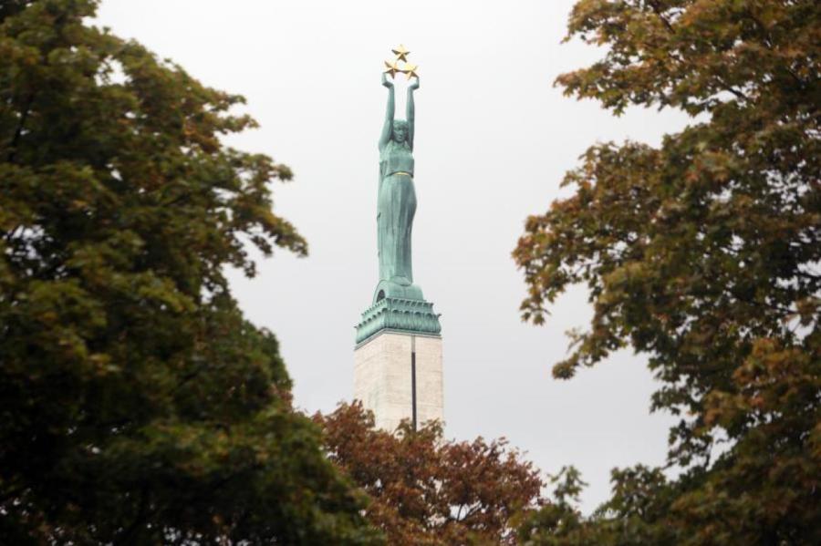 За голые ягодицы возле памятника Свободы бельгийцы заплатят по 1000 евро