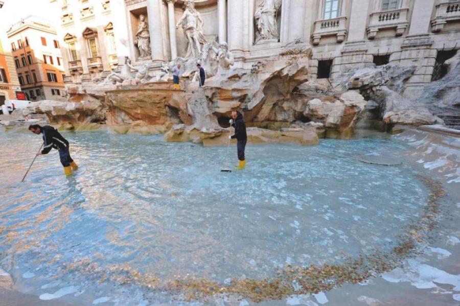 Что происходит с монетами, которые туристы бросают в главный фонтан Рима