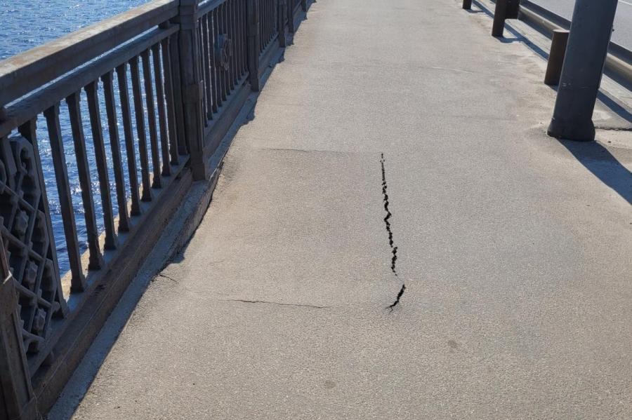 Скоро целый кусок в Даугаву упадёт! Каменный мост в Риге теперь тоже опасен?