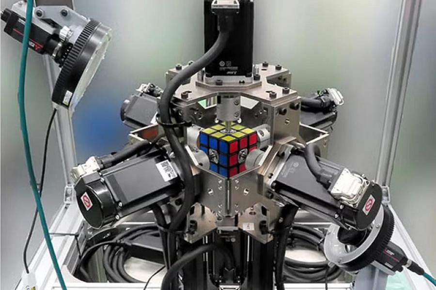 Робот установил мировой рекорд по скорости сборки кубика Рубика (ВИДЕО)