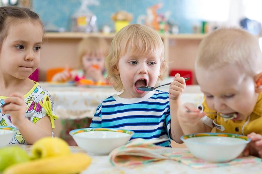 Дешевые обеды не для всех: Рига отказывается кормить чужих детей