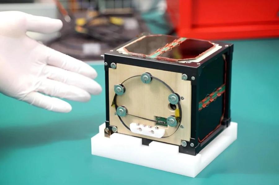 В Японии создали первый в мире деревянный спутник: он скоро отправится на орбиту