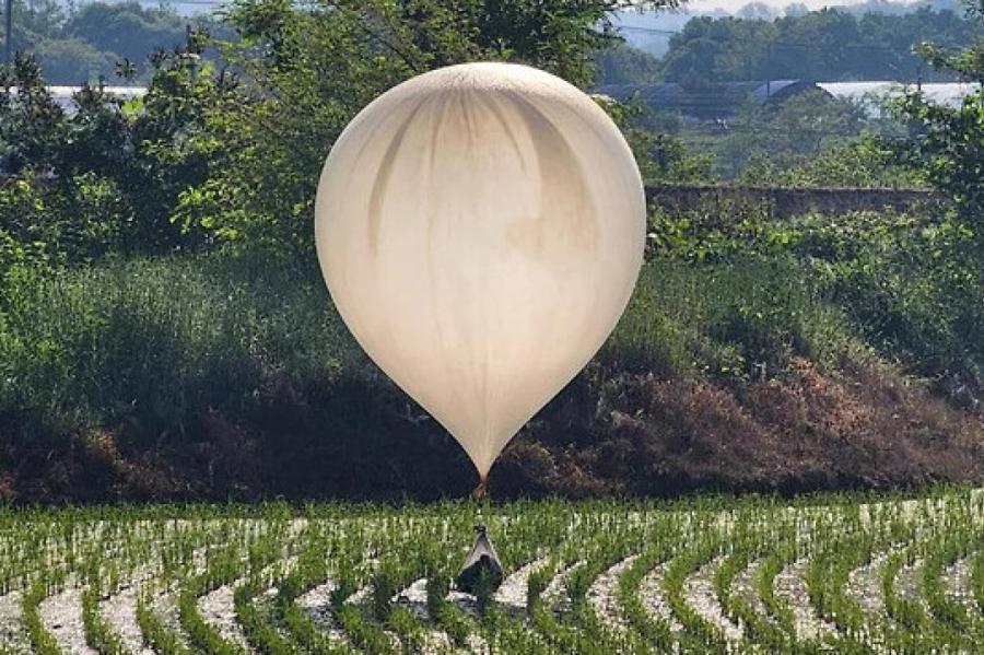 КНДР снова запустила воздушные шары с мусором и навозом в Южную Корею