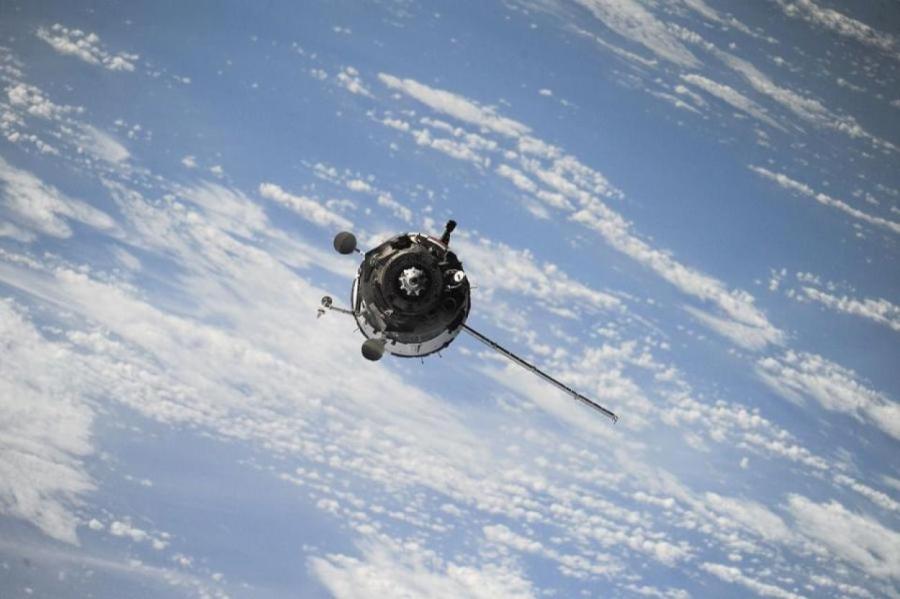 Российский спутник-шпион выполняет странные маневры на орбите Земли