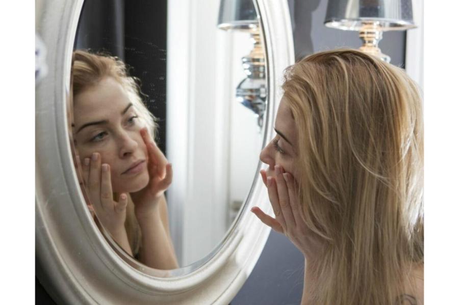 Как по отражению в зеркале понять, что у вас зашкаливает гормон стресса