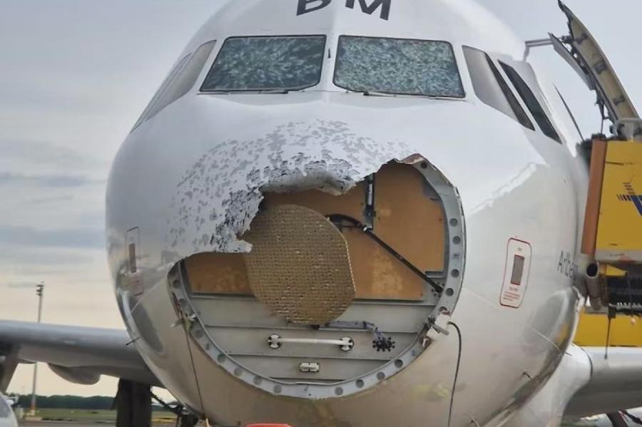 В Австрии у самолета из-за града треснуло лобовое стекло во время перелета