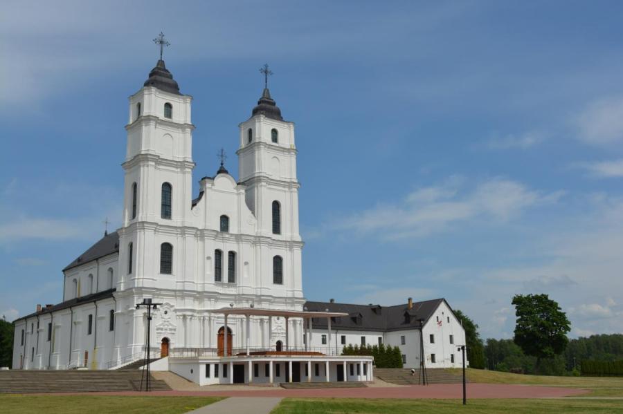 У подножия Аглонской базилики: Латгальское лето манит путников