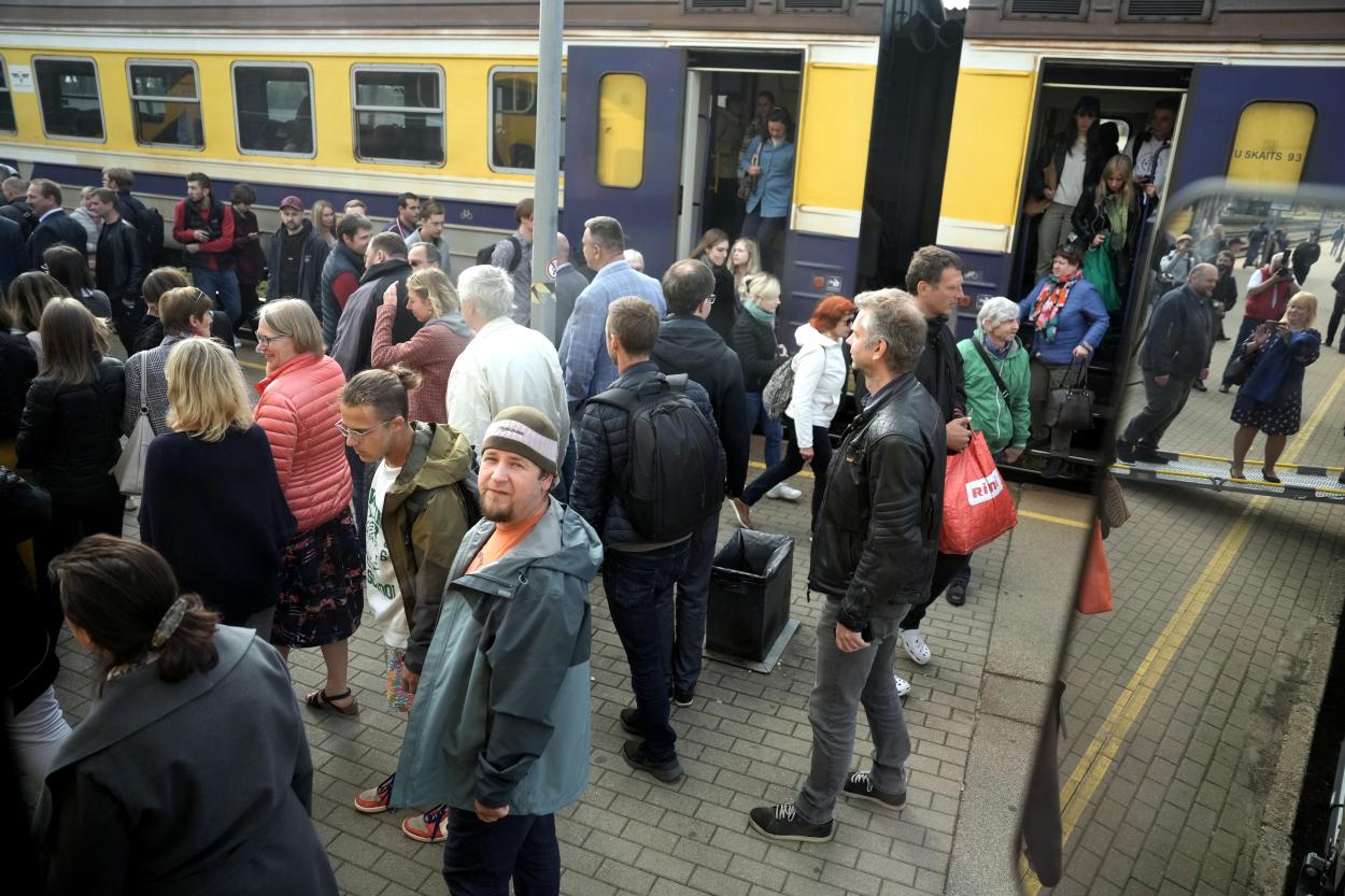Пассажиры вернулись в поезда, которые перестали застревать между станциями