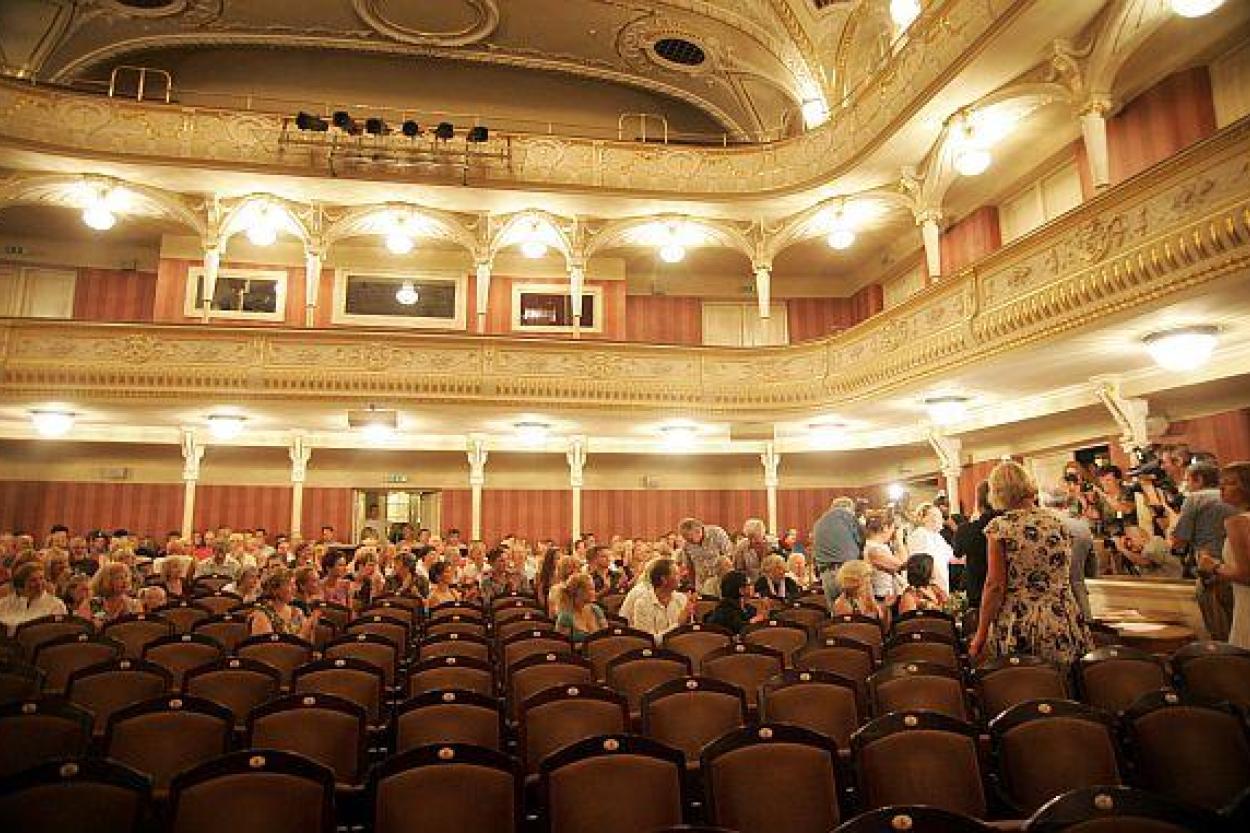 Почему часть общества так трясет из-за премьеры на русском в Национальном театре