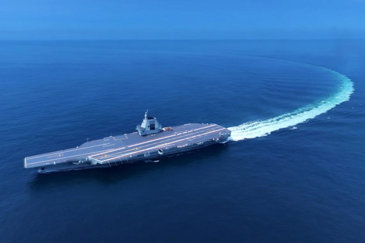 Китай объявил авианосец «Фуцзянь» крупнейшим в мире военным кораблем