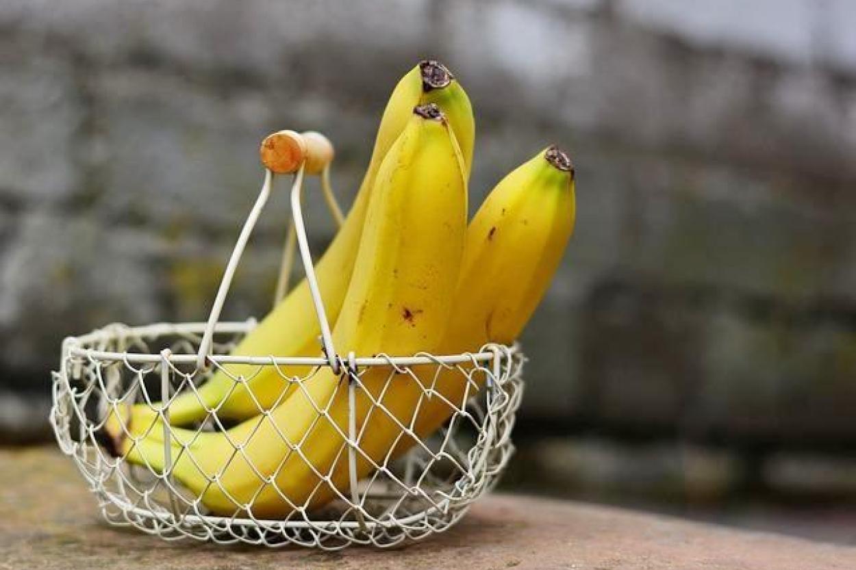 Почему банан чернеет точками?