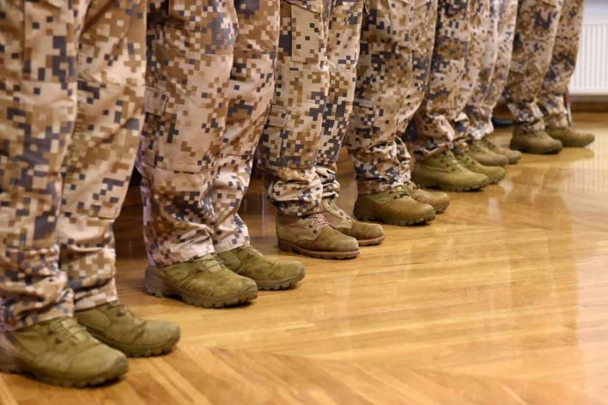 ВИДЕО: латвийские военные с почестями проводили закончивших обучение украинцев