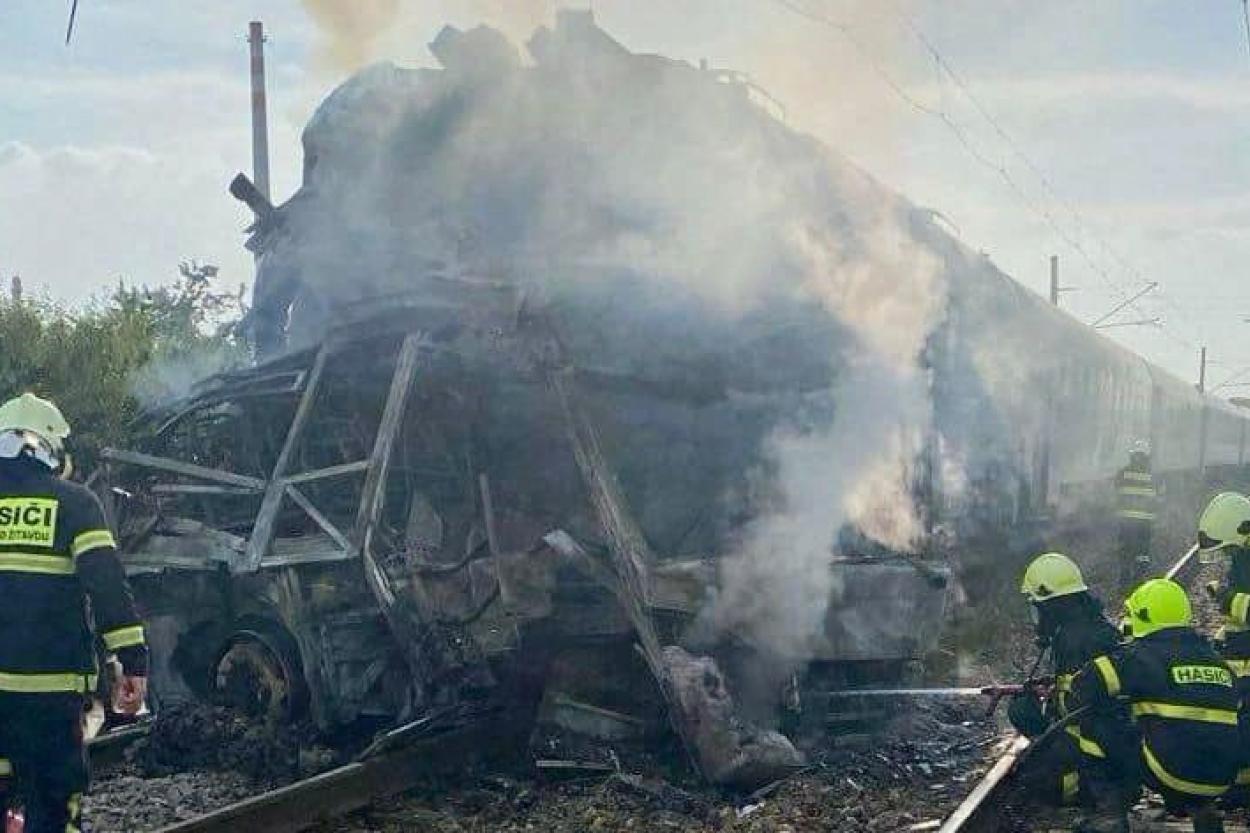 В Словакии пассажирский поезд столкнулся с автобусом, шесть человек погибли