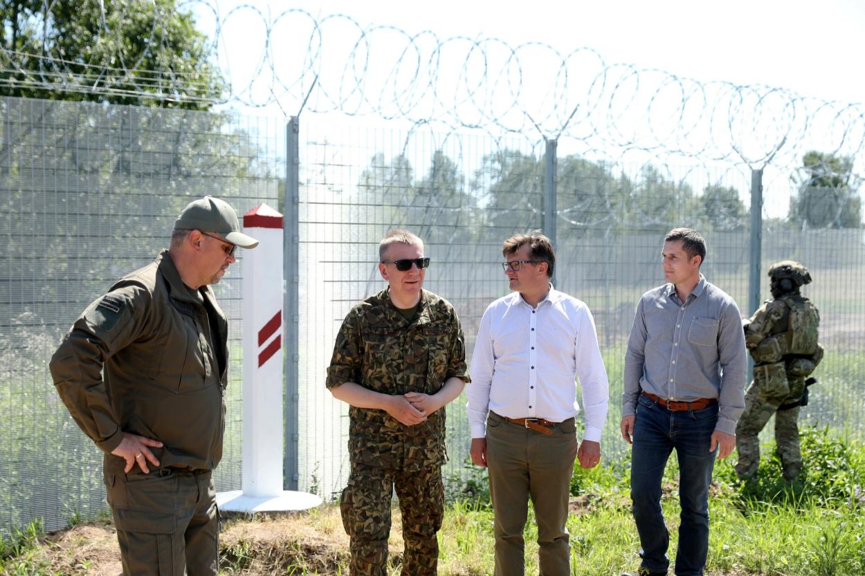 Названы сроки завершения строительства забора на границе с Беларусью