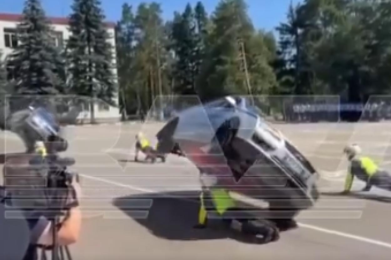 Выступление полиции в РФ закончилось ужасом. На сотрудника упала машина (ВИДЕО)