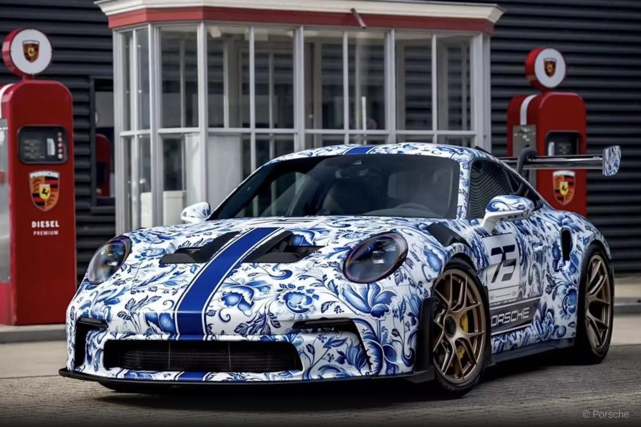 Porsche показала уникальный «фарфоровый» 911 с росписью под Гжель (ФОТО)
