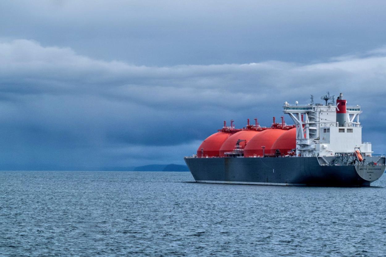 Россия создает теневой флот: газовозы–призраки попытаются обойти санкции