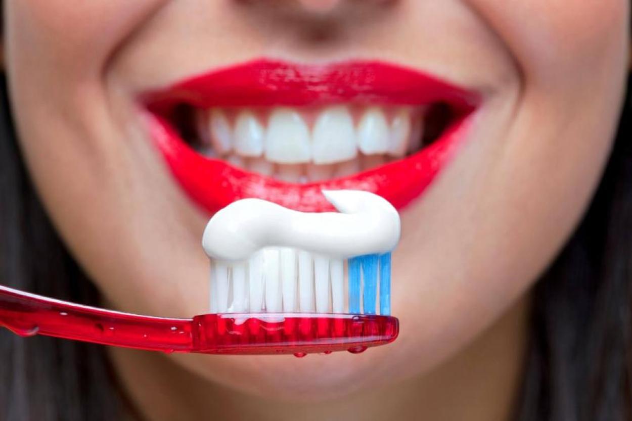 Стоматолог рассказала, когда нужно чистить зубы — до или после завтрака