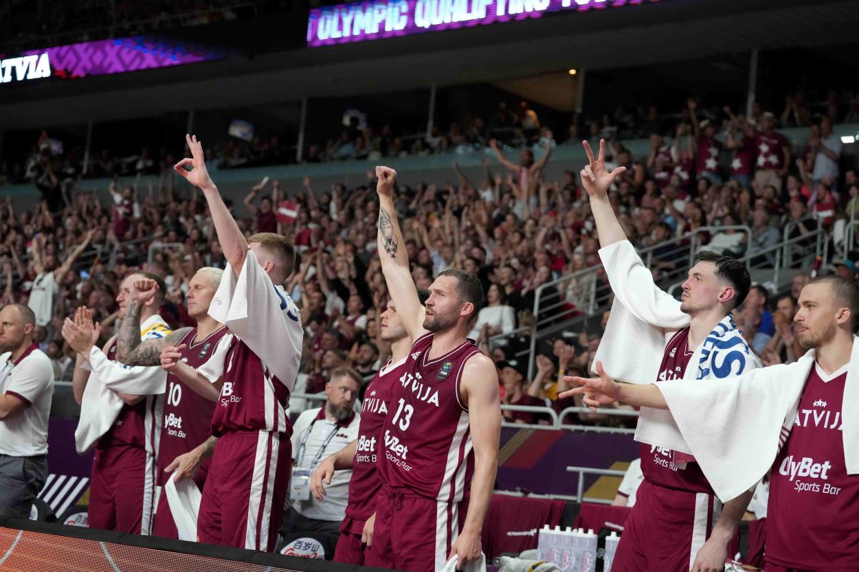 Латвийские баскетболисты одержали первую победу на пути в олимпийский Париж