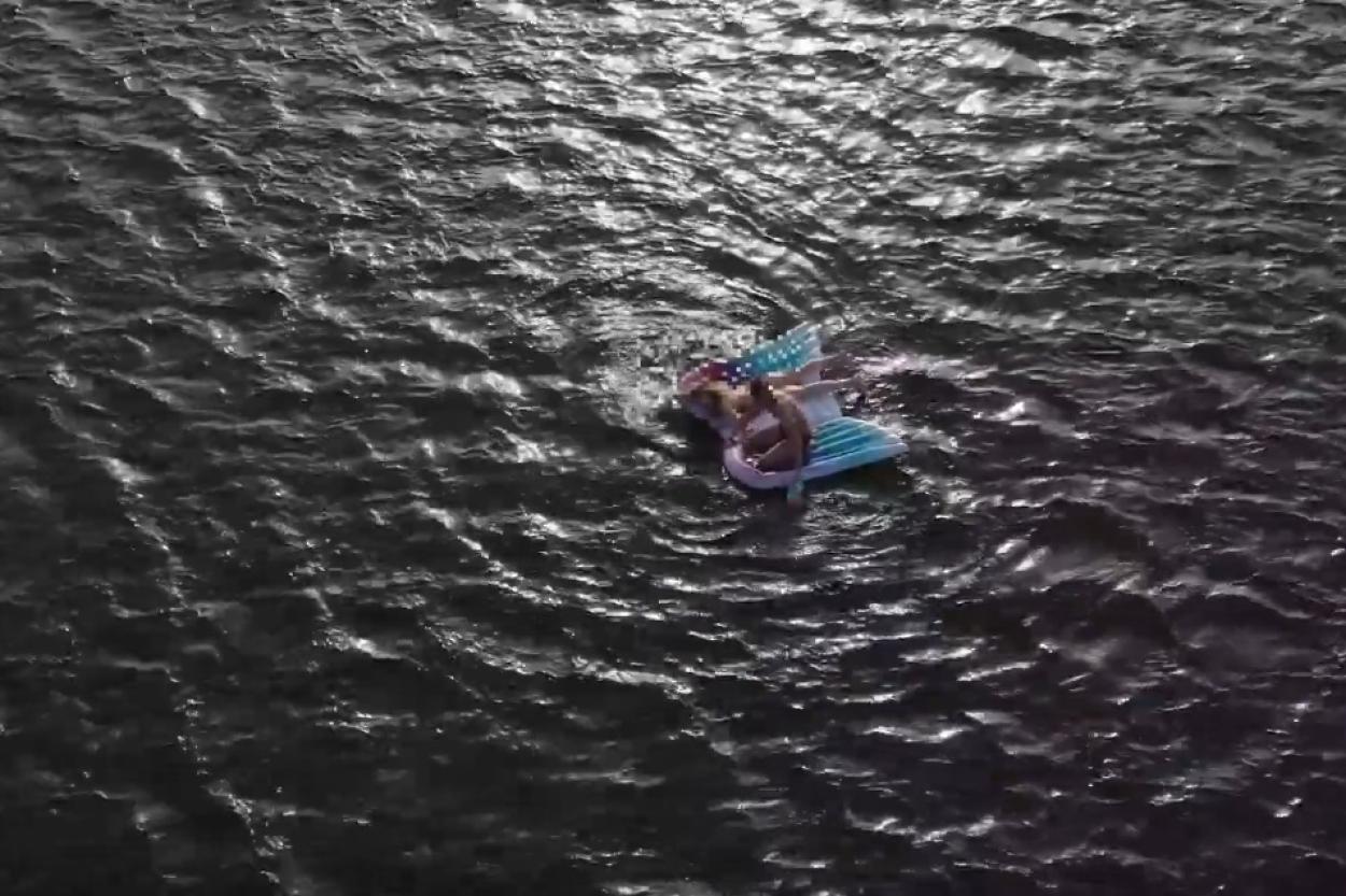 Спасательная операция в Вецаки: отдыхающих унесло на матрасе в море (+ВИДЕО)
