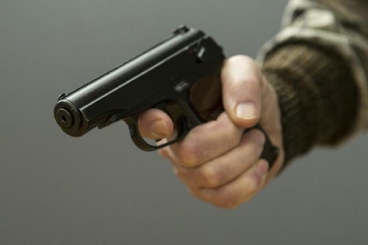 Уже 12 раз судимый мужчина в Пурвциемсе угрожал оружием людям, даже детям
