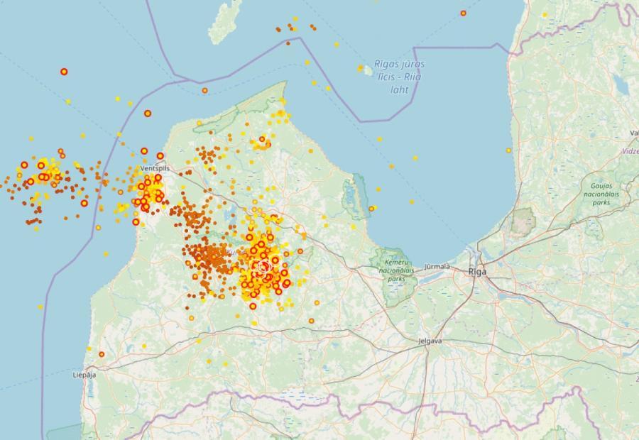 Желтые и красные точки — это молнии. На карте показано расположение грозового облака на 18:40. Источник: lightningmaps.org