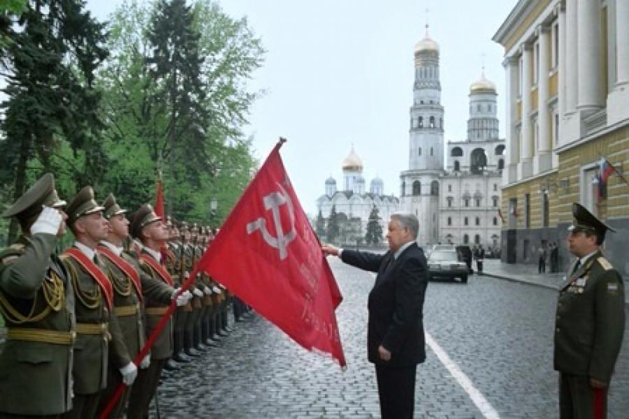Ельцин трогает красное знамя Победы