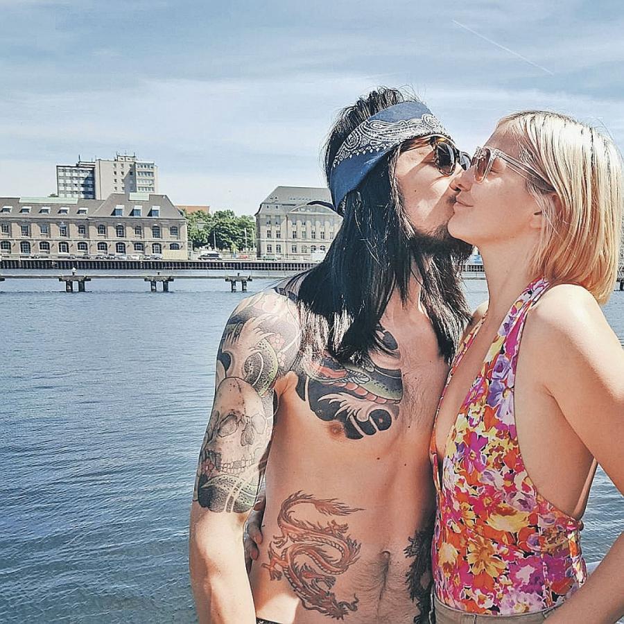 Судя по фото из Инстаграма Анастасии, ее муж увлекся эстетикой хиппи - отрастил длинные волосы, набил множество татуировок. Фото: Личный архив