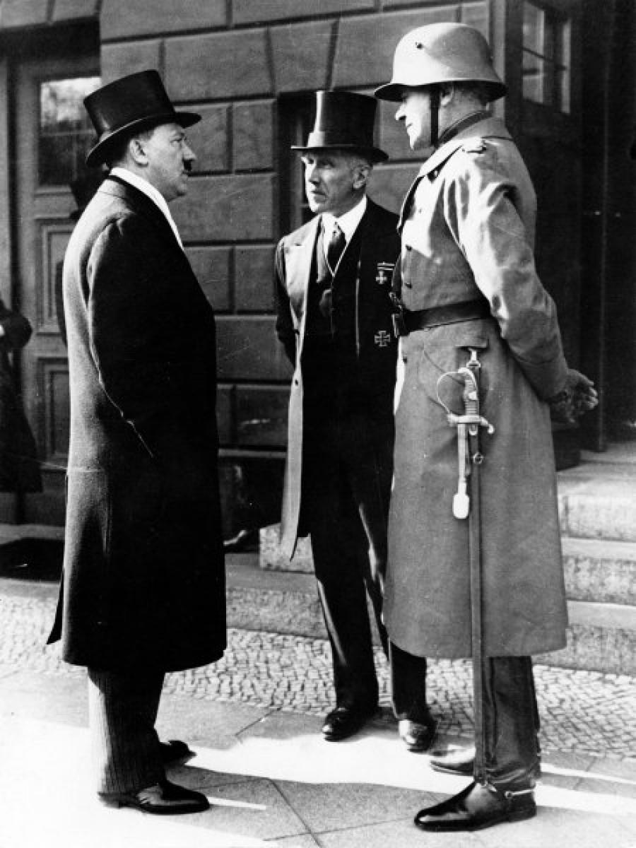 Гитлер, фон Папен и фон Бломберг перед входом в Берлинскую оперу, в которой проходили торжества