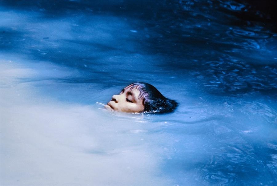 Клаудия Андухар. «Плавание юной Сьюзи Кориханы, река Катримани, Рорайма, 1972-1974» © Claudia Andujar